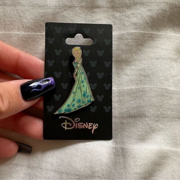 Disney Elsa collectible pin - Picture 1 of 4